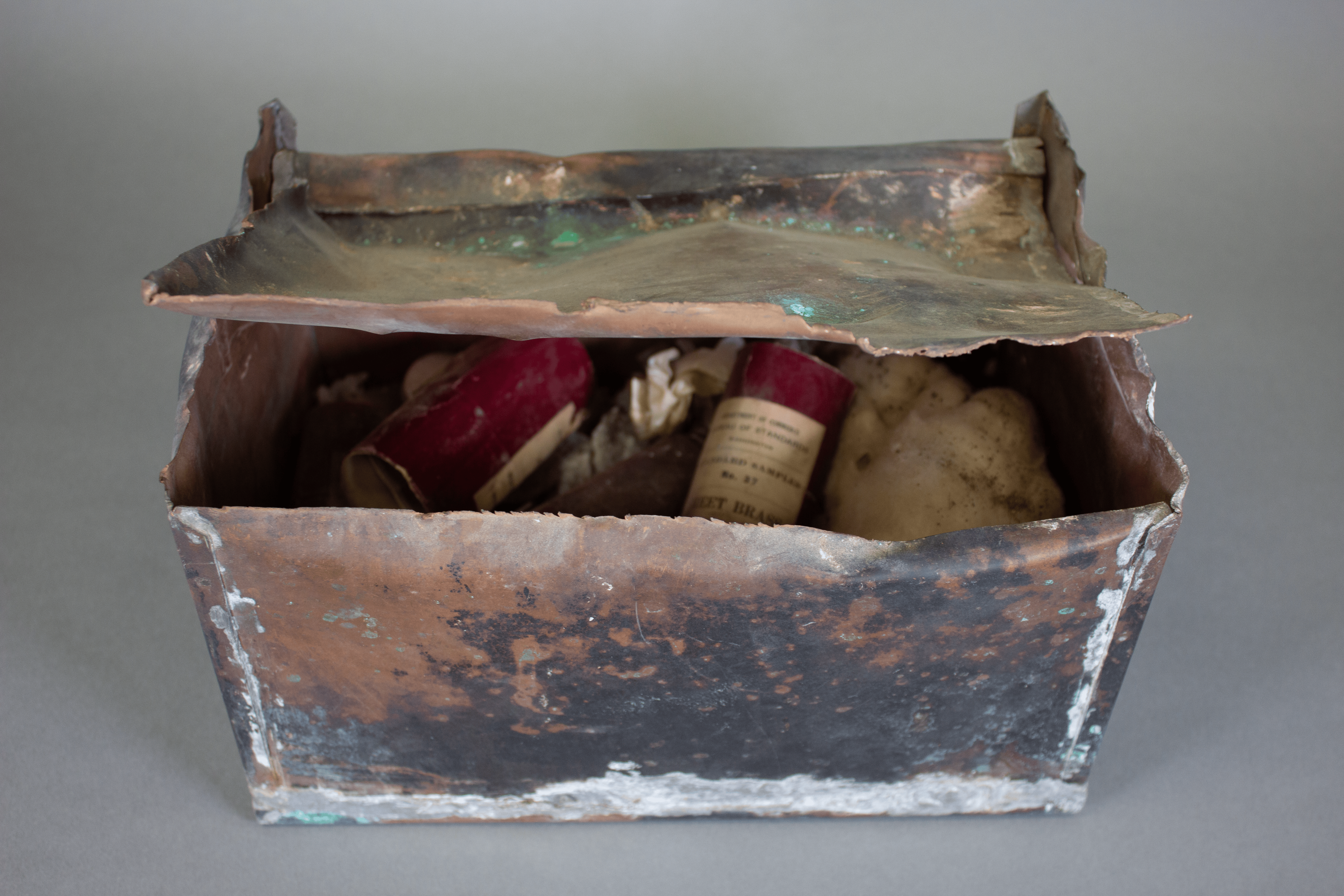 Image of the NIST 1916 Time Capsule containing five Standard Reference Materials.